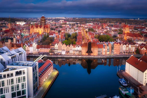 Şafak vakti eski Gdansk kasabasının hava manzarası, Polonya