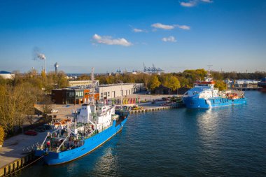 Baltık Denizi, Polonya 'nın Yeni Gdansk Limanı' na demirlemiş gemiler.