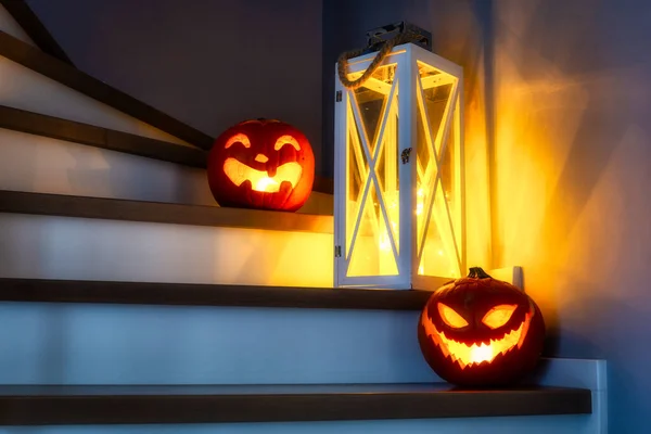 Straszne Halloween Dynie Świecące Schodach Nocy — Zdjęcie stockowe