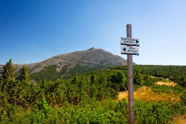 Karkonosze, Polonya - 9 Eylül 2020: Karkonosze Dağları 'ndaki Sniezka zirvesine giden dağ yolu