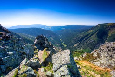 Polonya 'daki Karkonosze Dağları' ndaki Sniezka zirvesine giden dağ yolu.