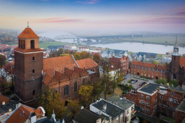 Puslu Tchew şehri ve Vistula nehri üzerinde şaşırtıcı bir gün doğumu, Polonya.