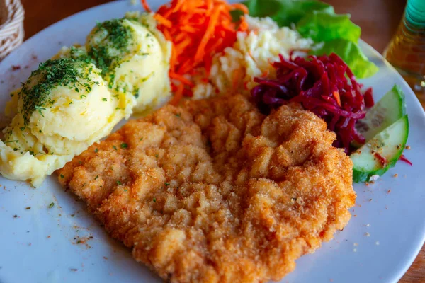 Côtelette Porc Avec Purée Pommes Terre Salade Dans Assiette — Photo