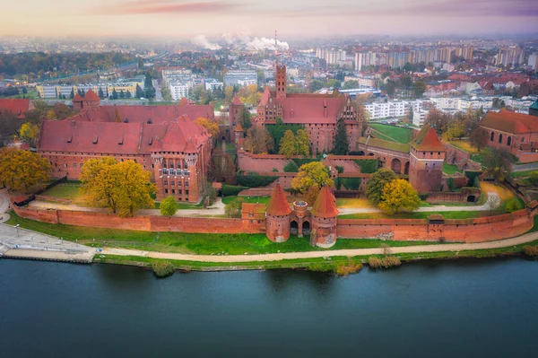 波兰Malbork城堡和Nogat河上空的朦胧日出 — 图库照片