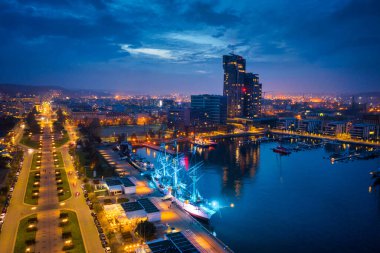 Gdynia 'daki Kosciuszko Meydanı' nın şaşırtıcı manzarası. Baltık Denizi kıyısında, alacakaranlıkta. Polonya