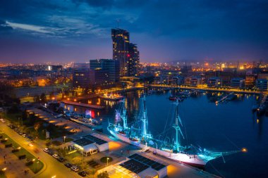 Gdynia 'daki Kosciuszko Meydanı' nın şaşırtıcı manzarası. Baltık Denizi kıyısında, alacakaranlıkta. Polonya