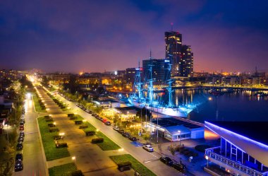 Gdynia 'daki Kosciuszko Meydanı' nın şaşırtıcı manzarası. Baltık Denizi kıyısında, alacakaranlıkta. Polonya