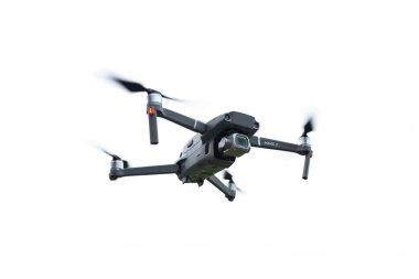 Gdansk, Polonya - 14 Kasım 2020: DJI Mavic 2 profesyonel insansız hava aracı ve hasselblad kamera. Beyaz arka planda izole edilmiş. İllüstrasyon içeriği