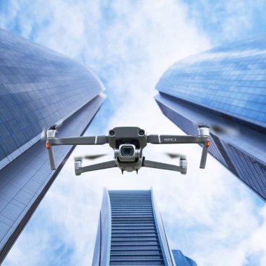 Gdansk, Polonya - 14 Kasım 2020: DJI Mavic 2 profosyonel insansız hava aracı gökdelen binaları arka planında Hasselblad kamera ile. İllüstrasyon içeriği