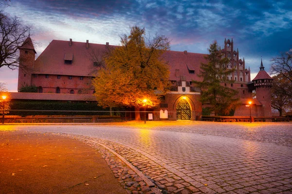 波兰人黎明时分在Malbork城堡旁的自动排泄物 — 图库照片