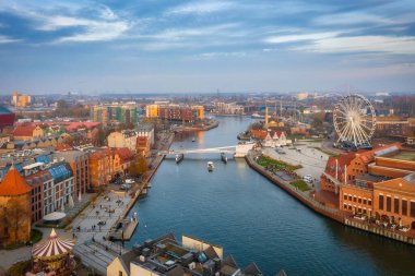 Gün batımında Gdansk 'ın Motlawa nehri üzerindeki inanılmaz şehir manzarası, Polonya