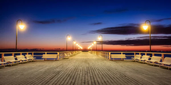 ポーランド 日の出前のグディニアOrlowoの木製の桟橋と美しい風景 — ストック写真