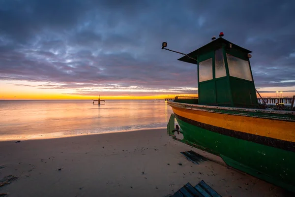 Vissersboot Het Strand Orlowo Voor Zonsopgang Gdynia Polen — Stockfoto