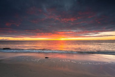 Gün doğumunda Orlowo uçurumundaki sahilin muhteşem manzarası, Gdynia. Polonya