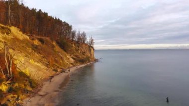 Gün doğumunda Orlowo uçurumunun havadan manzarası, Gdynia. Polonya