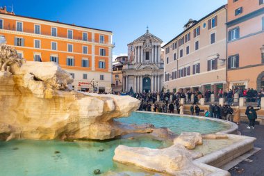 Roma, İtalya - 11 Ocak 2019: Roma, İtalya 'daki Trevi Çeşmesi' ndeki insanlar