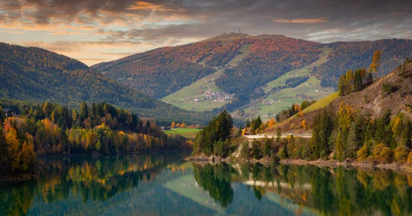 Idylické Jezero Scenérie Horách Alp Itálie — Stock fotografie