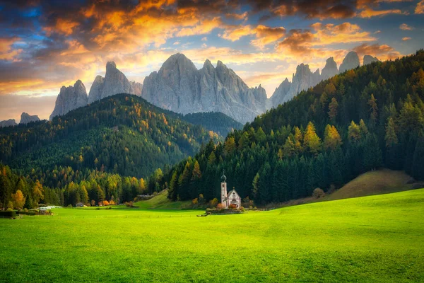 Landskap Dolomiterna Med John Ranui Chapel Santa Maddalena Vid Solnedgången — Stockfoto