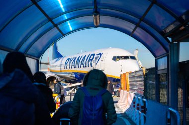 Roma Ciampino, İtalya - 12 Ocak 2019: Roma yakınlarındaki Ciampino Havaalanı 'nda Ryanair uçağına binmeyi bekleyen insanlar. Ryanair, Avrupa 'nın en büyük düşük maliyetli havayolu şirketi.