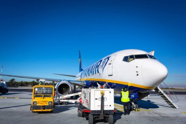 Roma Ciampino, İtalya - 12 Ocak 2019: Roma yakınlarındaki Ciampino Havaalanı 'nda Ryanair uçağı. Ryanair 300 'den fazla uçak işletiyor ve Avrupa' nın en büyük düşük maliyetli havayolu şirketi.