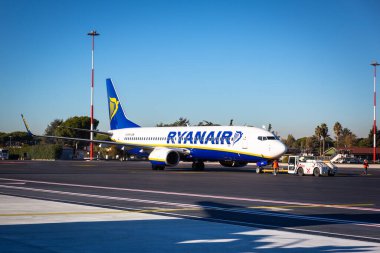 Roma Ciampino, İtalya - 12 Ocak 2019: Roma yakınlarındaki Ciampino Havaalanı 'nda Ryanair uçağı. Ryanair 300 'den fazla uçak işletiyor ve Avrupa' nın en büyük düşük maliyetli havayolu şirketi.
