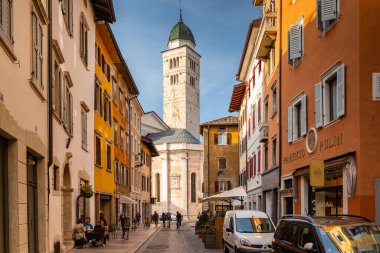 Trento, İtalya - 25 Ekim 2019: İtalya 'nın Güney Tyrol kentindeki Trento kentinin güzel İtalyan mimarisi.