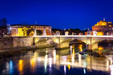 Roma 'daki Tiber Nehri' nin üzerindeki Aziz Melek Şatosu.
