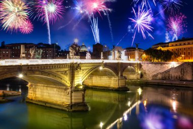 Roma, İtalya 'daki Saint Angelo Köprüsü üzerinde havai fişek gösterisi