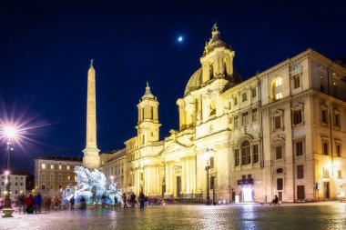 Piazza Navona 'nın mimarisi Roma' da geceleyin, İtalya