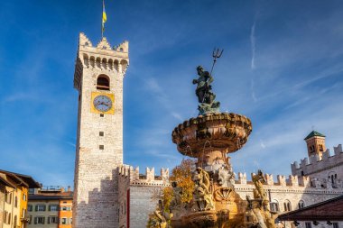 Güney Tyrol, Trento 'daki Piazza Duomo' daki Neptün Çeşmesi. İtalya