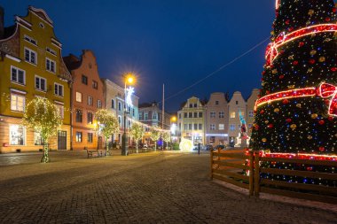 Grudziadz, Polonya - 19 Aralık 2020: Grudziadz, Polonya 'nın pazar yerinde güzel noel ağacı