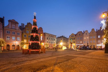 Grudziadz, Polonya - 19 Aralık 2020: Grudziadz, Polonya 'nın pazar yerinde güzel noel ağacı