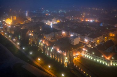 Grudziadz 'ın eski şehir havası. Geceleri Noel süslemeleri, Polonya.