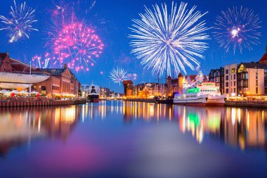 Polonya 'nın Gdansk şehrinde havai fişek gösterisi