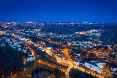 Gdansk Orunia 'nın alacakaranlıktaki hava manzarası, Polonya