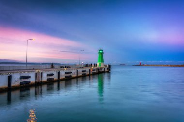 Yeni Liman 'daki Baltık Denizi çıkışındaki deniz feneri, Gdansk. Polonya