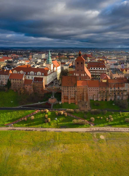 Grudziadz şehri, Vistula Nehri üzerinde muhteşem tahıl ambarlarıyla. Polonya