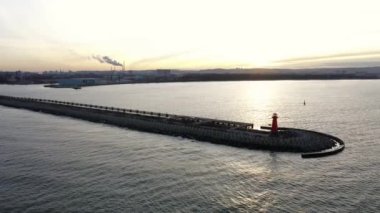 Gün batımında, Nowy Limanı 'nın batısındaki deniz feneri, Gdask. Polonya
