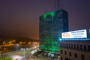Gdansk, Polonya - 1 Ocak 2021: Yeni Yıl için Gdansk 'taki yeşil gökdelenin 3D haritası çıkarılıyor. Polonya