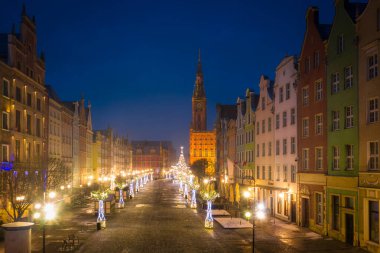Gdansk, Polonya - 1 Ocak 2021: Yeni Yıl için Gdansk 'taki yeşil gökdelenin 3D haritası çıkarılıyor. Polonya