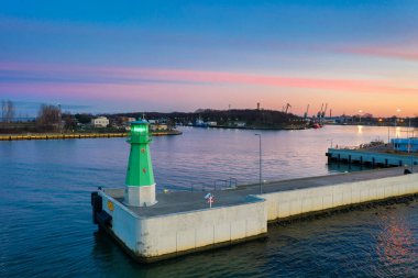 Günbatımında New Port 'taki Baltık Denizi çıkışındaki deniz feneri, Gdansk. Polonya