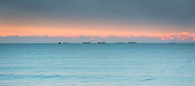 Gün batımında ufukta gemilerle Baltık Denizi, Gdansk. Polonya