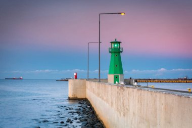 Karanlık çöktüğünde, Nowy Limanı 'nın batısındaki deniz feneri, Gdansk. Polonya