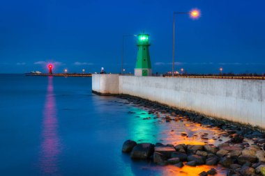 Karanlık çöktüğünde, Nowy Limanı 'nın batısındaki deniz feneri, Gdansk. Polonya