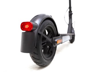 Elektrikli scooter beyaz arka planda izole edilmiş. Modern ulaşım sembolü.