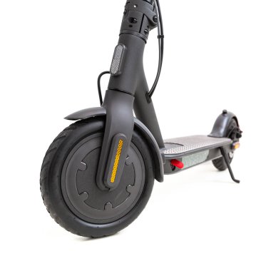 Elektrikli scooter beyaz arka planda izole edilmiş. Modern ulaşım sembolü.