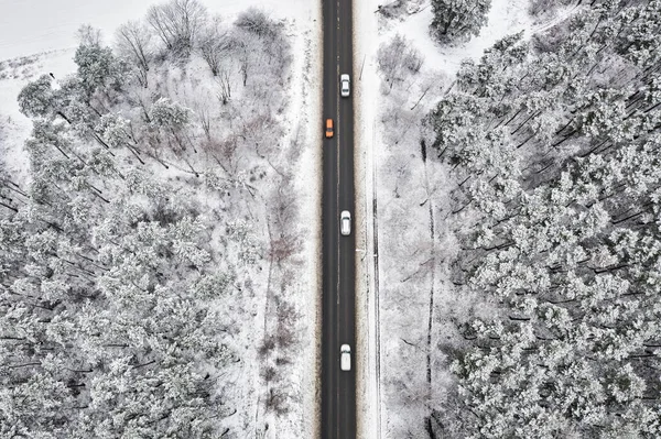 牧歌的な冬の風景の中に道路の空中ビュー — ストック写真