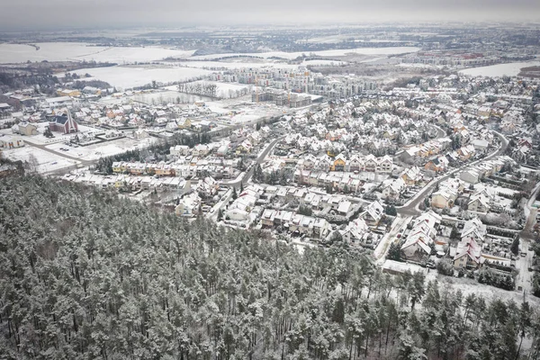 Εναέρια Τοπίο Μικρού Χωριού Στο Πευκοδάσος Καλυμμένο Φρέσκο Χιόνι — Φωτογραφία Αρχείου