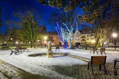 Polonya 'nın eski Gdansk kasabasında şafakta Noel süslemeleri