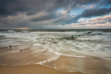 Gdansk 'ta Baltık Denizi' nde karla kaplı bir plajın kış manzarası. Polonya